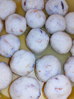 கோவா ரவா லட்டு(khova rava laddu recipe in tamil) செய்முறை முக்கிய புகைப்படம்