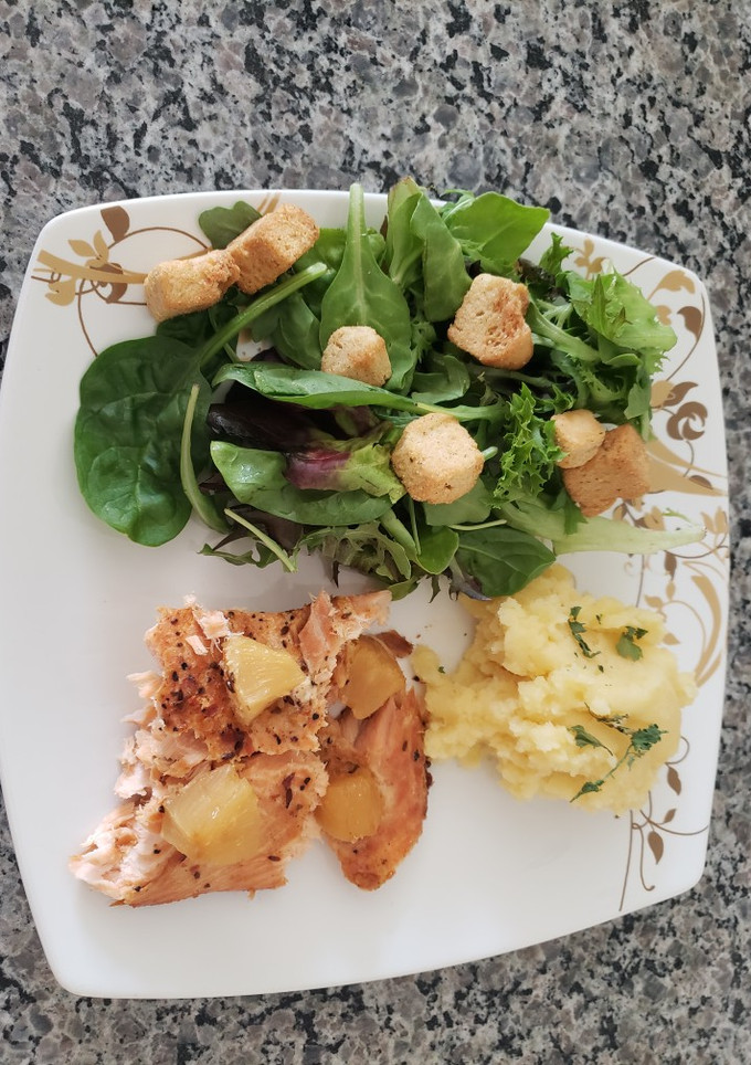 Una foto de Salmón con piña