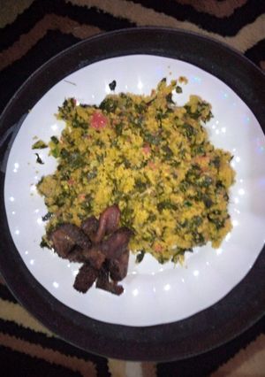 A picture of Couscous and moringa chicoins with fried meat.