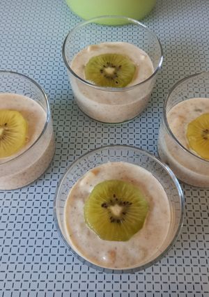 Una foto de 305. Postre de yogur y kiwi
