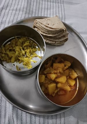 आलू बैंगन (aloo baingan recipe in Hindi) रेसिपी मुख्य फोटो