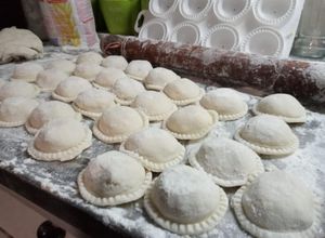 Una foto de Sorrentinos de ricota, pollo y cebolla