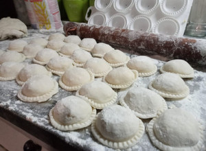 Una foto de Sorrentinos de ricota, pollo y cebolla