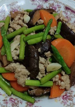 รูปของ หน่อไม้ฝรั่งผัดหมูสับ