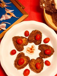 হার্ট শেপড চীজি হার্বি চিকেন কাটলেট (Heart Shaped Cheesy Herby Chicken Cutlet Recipe in Bengali) রেসিপির প্রধান ছবি