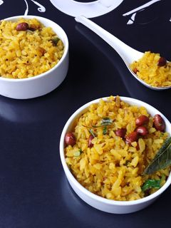 कांदा पोहा (Kanda Poha recipe in Hindi) रेसिपी मुख्य फोटो