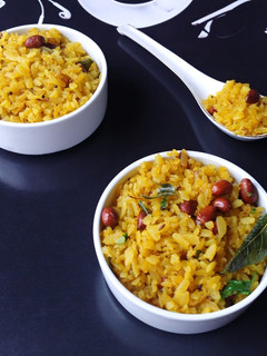 कांदा पोहा (Kanda Poha recipe in Hindi) रेसिपी मुख्य फोटो
