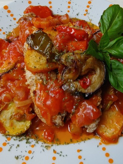 Una foto de Caballa fresca con verduras de tumbet