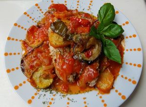 Una foto de Caballa fresca con verduras de tumbet