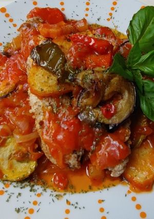 Una foto de Caballa fresca con verduras de tumbet