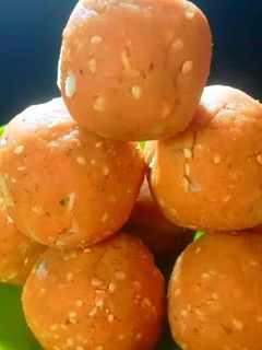 चावल गुड के लड्डू (Chawal gud ke laddu recipe in hindi) रेसिपी मुख्य फोटो