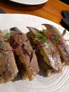 Una foto de Aperitivo rápido de sardinas con pan alemán y mayonesa de naranja