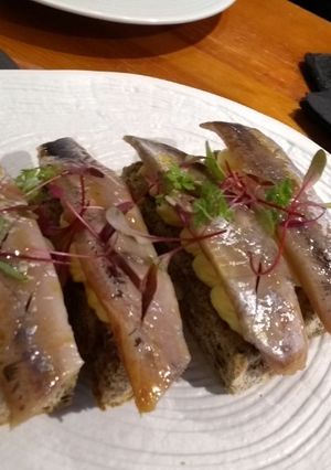 Una foto de Aperitivo rápido de sardinas con pan alemán y mayonesa de naranja