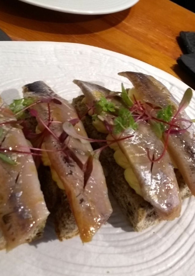 Una foto de Aperitivo rápido de sardinas con pan alemán y mayonesa de naranja