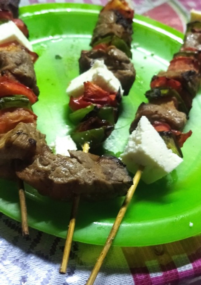 Una foto de Brochetas de res