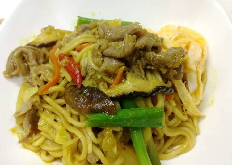 咖哩羊肉炒麵