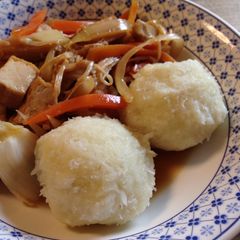 A picture of Kartoffelklöße: German Potato Dumplings (using raw potatoes).