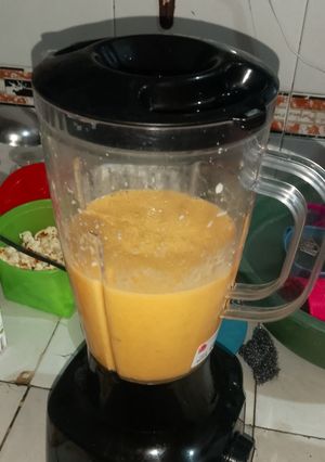Una foto de Mi postre criollo : boli de leche tierna, con licuado de mangos