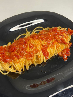 A picture of Spaghetti aglio e olio con aggiunta di pomodorini.