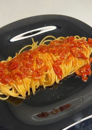 A picture of Spaghetti Aglio e Olio with Cherry Tomatoes.