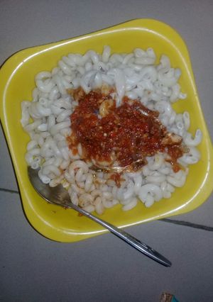 A picture of White macaroni with sauce.