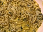 Una foto de fideo con crema y verdeo