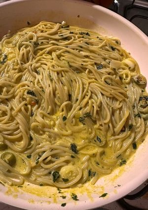 Una foto de Fideos con pesto y crema!!