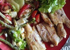 Merluza a la plancha con ensalada de cherry, pepino y chauchas