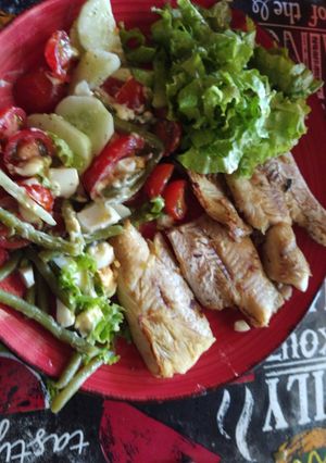 Una foto de Merluza a la plancha con ensalada de cherry, pepino y chauchas
