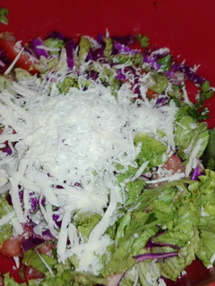 Una foto de Ensalada tefi con un toque de queso sardo, a mí gusto!!
