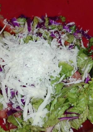 Una foto de Ensalada tefi con un toque de queso sardo, a mí gusto!!