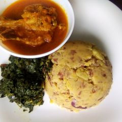 A picture of Omushenye with ingoho and seveve.