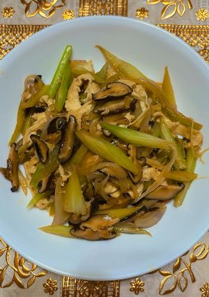 西洋芹洋蔥炒豆包（五辛素） 的食譜成品照片