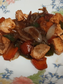 Una foto de Verduras y salmón con salsa de soja