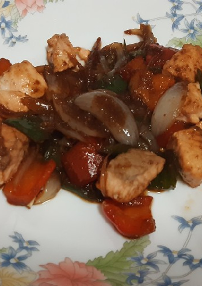 Una foto de Verduras y salmón con salsa de soja
