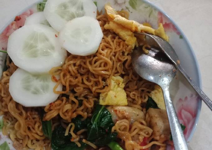 102. Mie goreng pedas cabe dan bon cabe