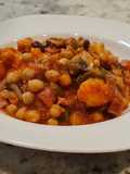 Garbanzos con champiñones, jamón y langostinos