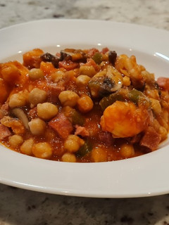 Una foto de Garbanzos con champiñones, jamón y langostinos