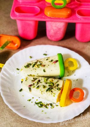 A picture of Kesar pista kulfi.