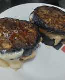Bocaditos de berenjena🍆con queso🥯tomate y pollo🍅🍗🧀