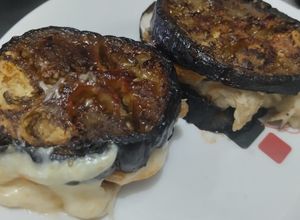 Una foto de Bocaditos de berenjena🍆con queso🥯tomate y pollo🍅🍗🧀