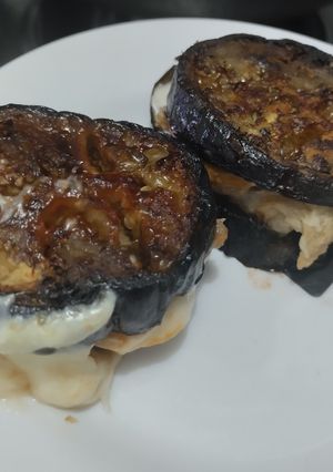 Una foto de Bocaditos de berenjena🍆con queso🥯tomate y pollo🍅🍗🧀