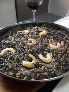 Una foto de Arroz negro (con fumet casero)