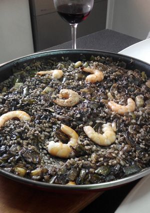 Una foto de Arroz negro (con fumet casero)