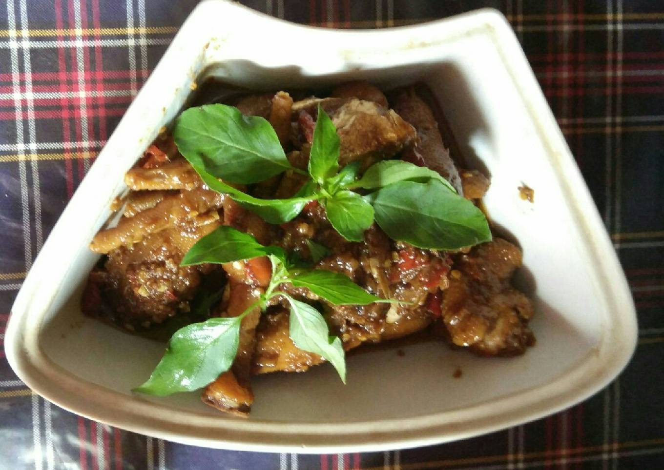 Rica-rica ceker dan kepala ayam