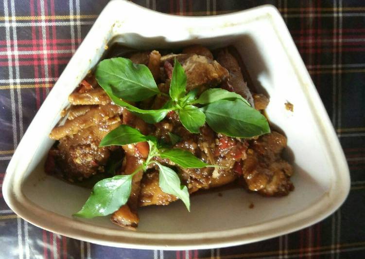 Rica-rica ceker dan kepala ayam