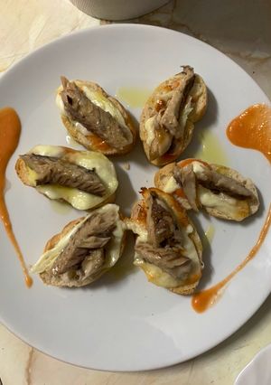 Una foto de Tostas de salmorejo caballas en aceite de oliva el Paquiqui y queso de Cabra semicurado casero