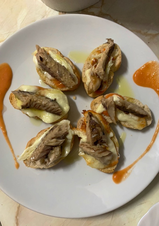 Una foto de Tostas de salmorejo caballas en aceite de oliva el Paquiqui y queso de Cabra semicurado casero