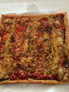 Una foto de Coca hojaldre de verduras con anchoas