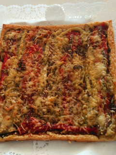 Una foto de Coca hojaldre de verduras con anchoas
